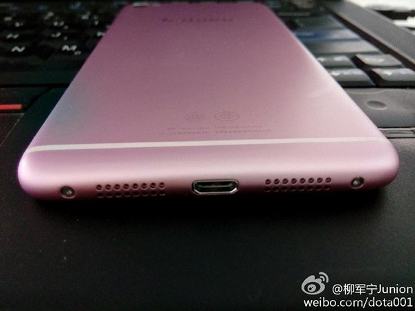 Những đường nhựa trắng vẫn được giữ nguyên trên mặt sau của iPhone 6S hồng