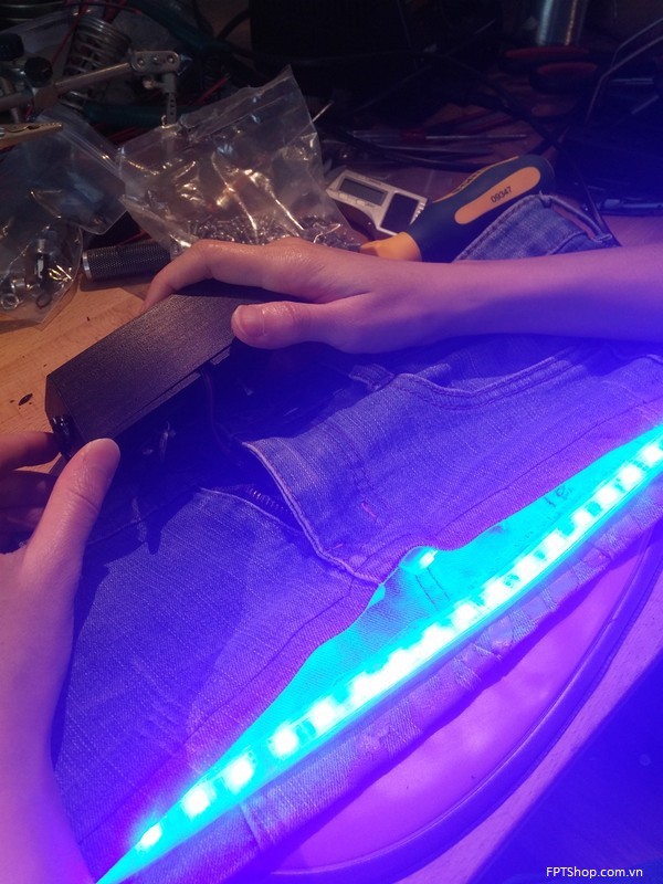 hệ thống đèn LED được tích hợp trên chiếc váy thông minh này
