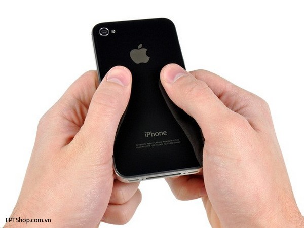Bước 1: Xử lý nắp lưng phía sau của iPhone 4S