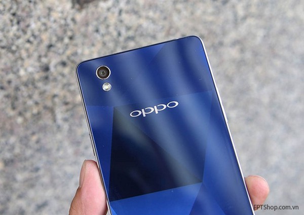 Oppo Mirror 5 nổi bật ngay từ thiết kế ấn tượng, hút mắt hơn rất nhiều so với những điện thoại tầm trung cùng phân khúc