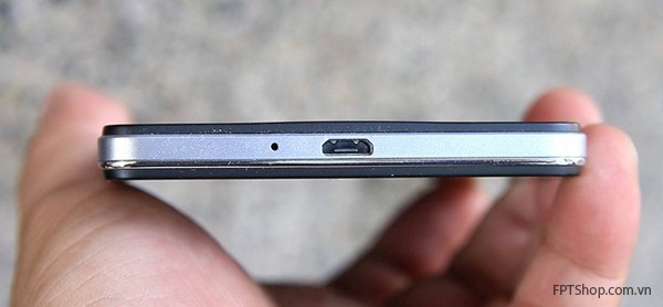 Oppo Mirror 5 nổi bật ngay từ thiết kế ấn tượng, hút mắt hơn rất nhiều so với những điện thoại tầm trung cùng phân khúc
