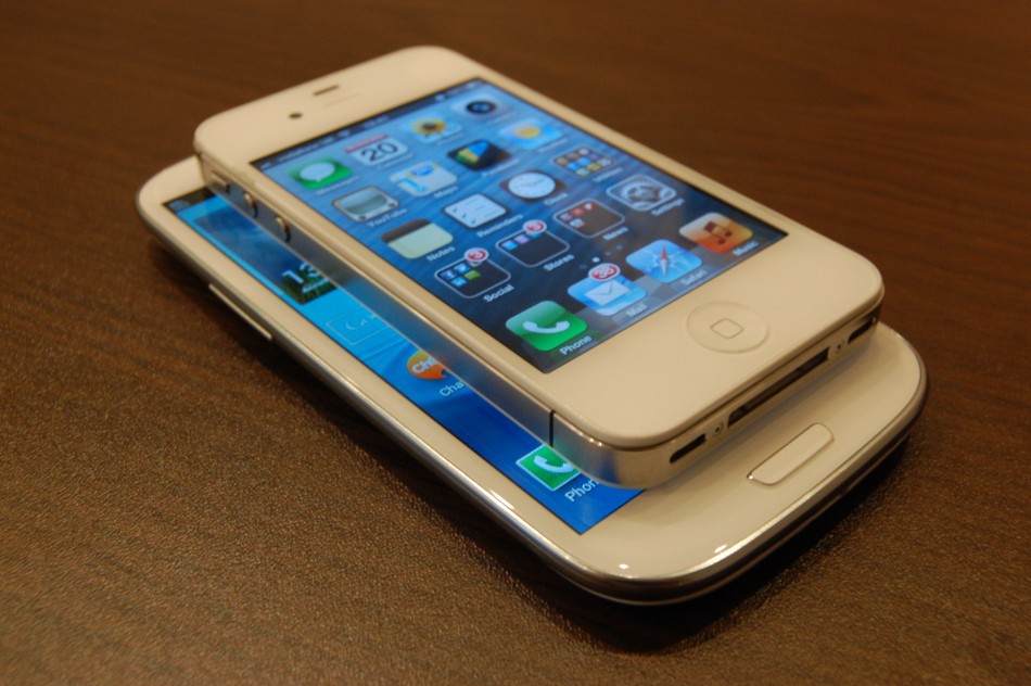 Kích thước nhỏ và vừa tay là một ưu điểm lớn của iPhone 4S