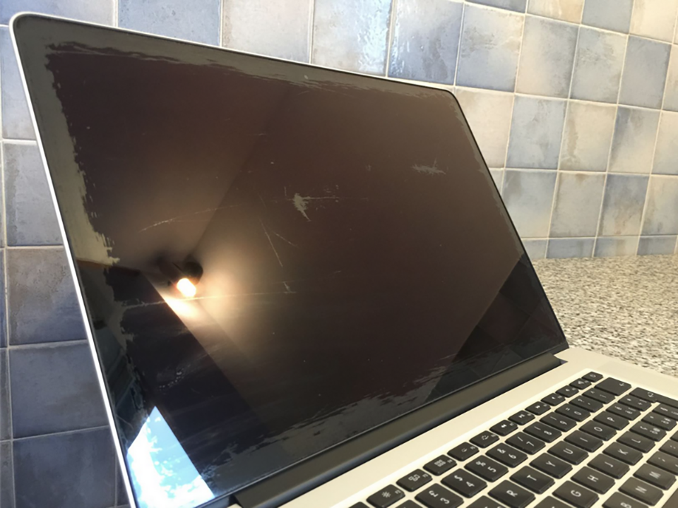 Apple tiếp tục chương trình sửa chữa lớp phủ chống chói trên MacBook Pro