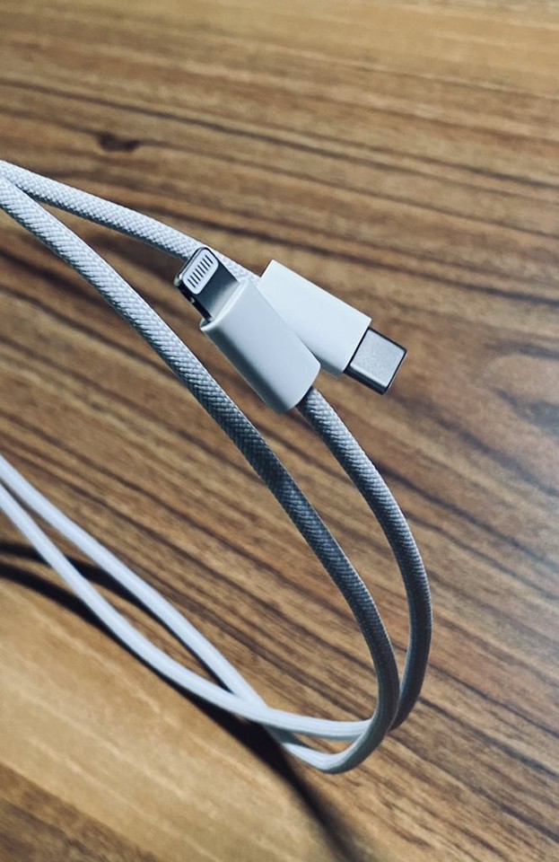 Cáp USB-C to Lightning của iPhone 12 (ảnh 2)