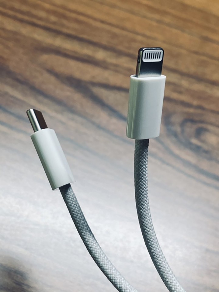 Cáp USB-C to Lightning của iPhone 12 (ảnh 3)
