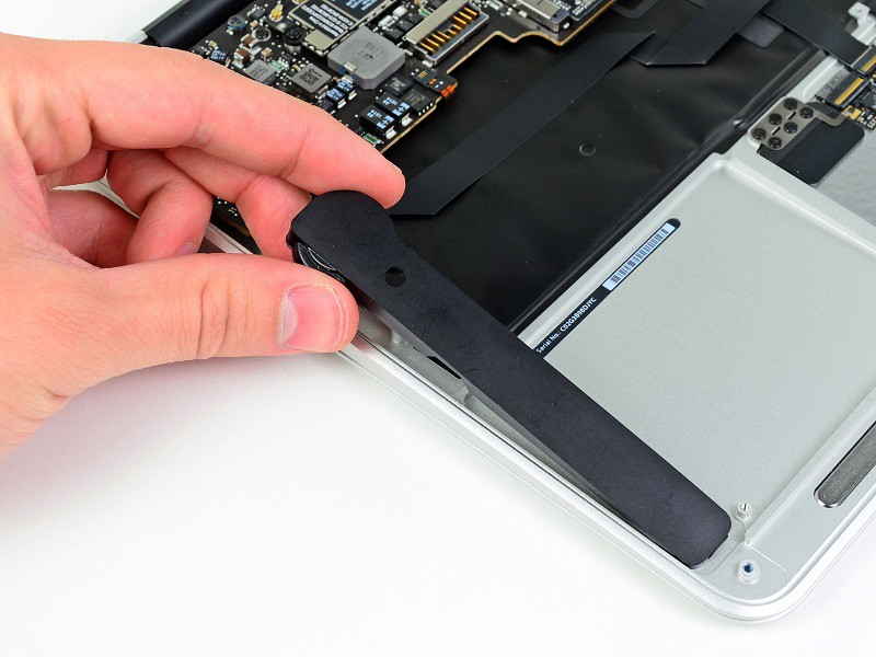 Nguyên nhân loa MacBook bị nứt và cách khắc phục