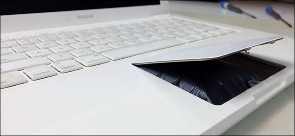 Nguyên nhân và cách khắc phục pin laptop bị phồng - Fptshop.com.vn