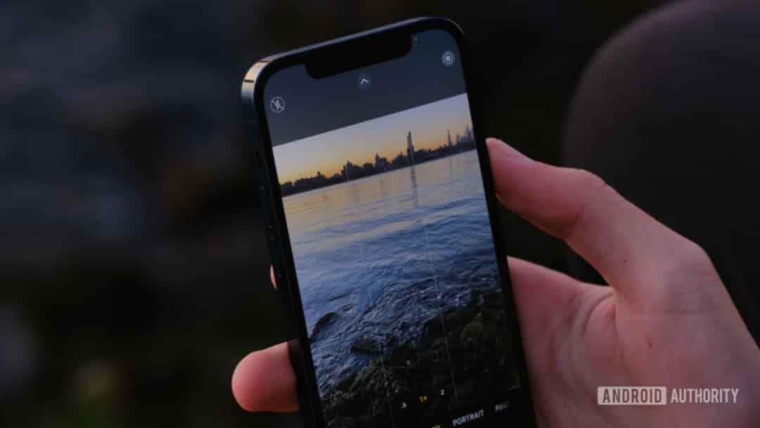 Điện thoại có máy quay tốt nhất 2021 - iPhone 12 Pro Max 2