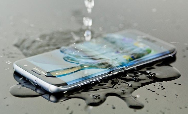 Không nên để điện thoại tiếp xúc với nước thường xuyên dù có tính năng chống nước