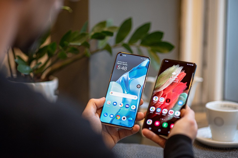 Sự đối đầu giữa OnePlus 9 Pro và Samsung Galaxy S21 Ultra sẽ là một cảm giác khá hấp dẫn. Với những tính năng cao cấp và thiết kế đẹp mắt, hai chiếc điện thoại này đang gây ra sự chú ý của cư dân mạng. Hãy xem hình ảnh để hiểu rõ hơn về sự so sánh này.