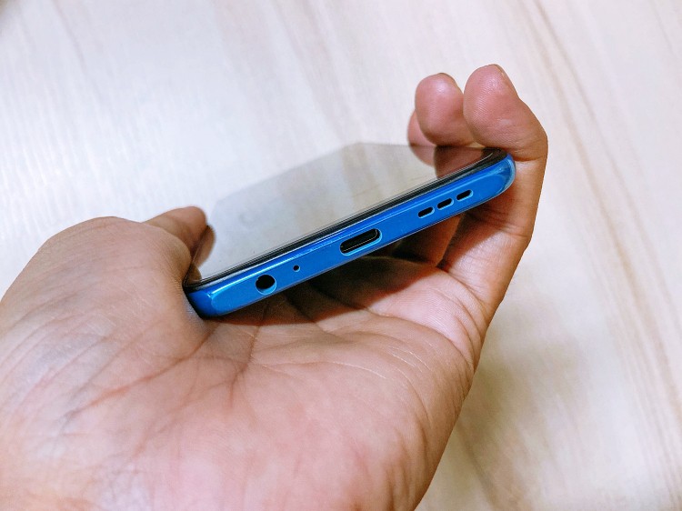 Cầm Xiaomi Redmi Note 10S trên tay rất thích, không bị cấn