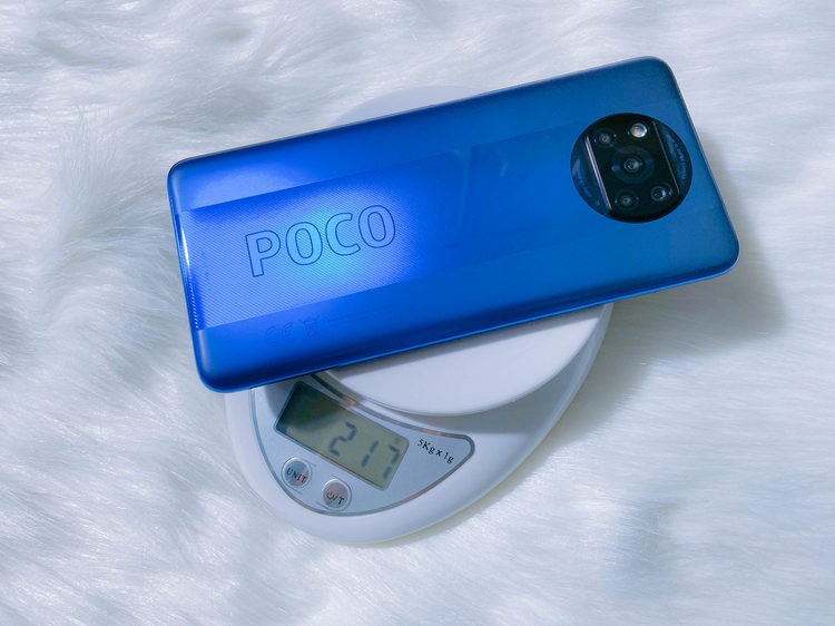 POCO X3 Pro có trọng lượng nhẹ, cho khả năng cầm nắm chắc chắn