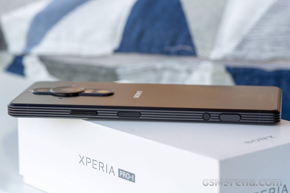 Sony Xperia Pro-I có hai nút chức năng khác trên thân máy