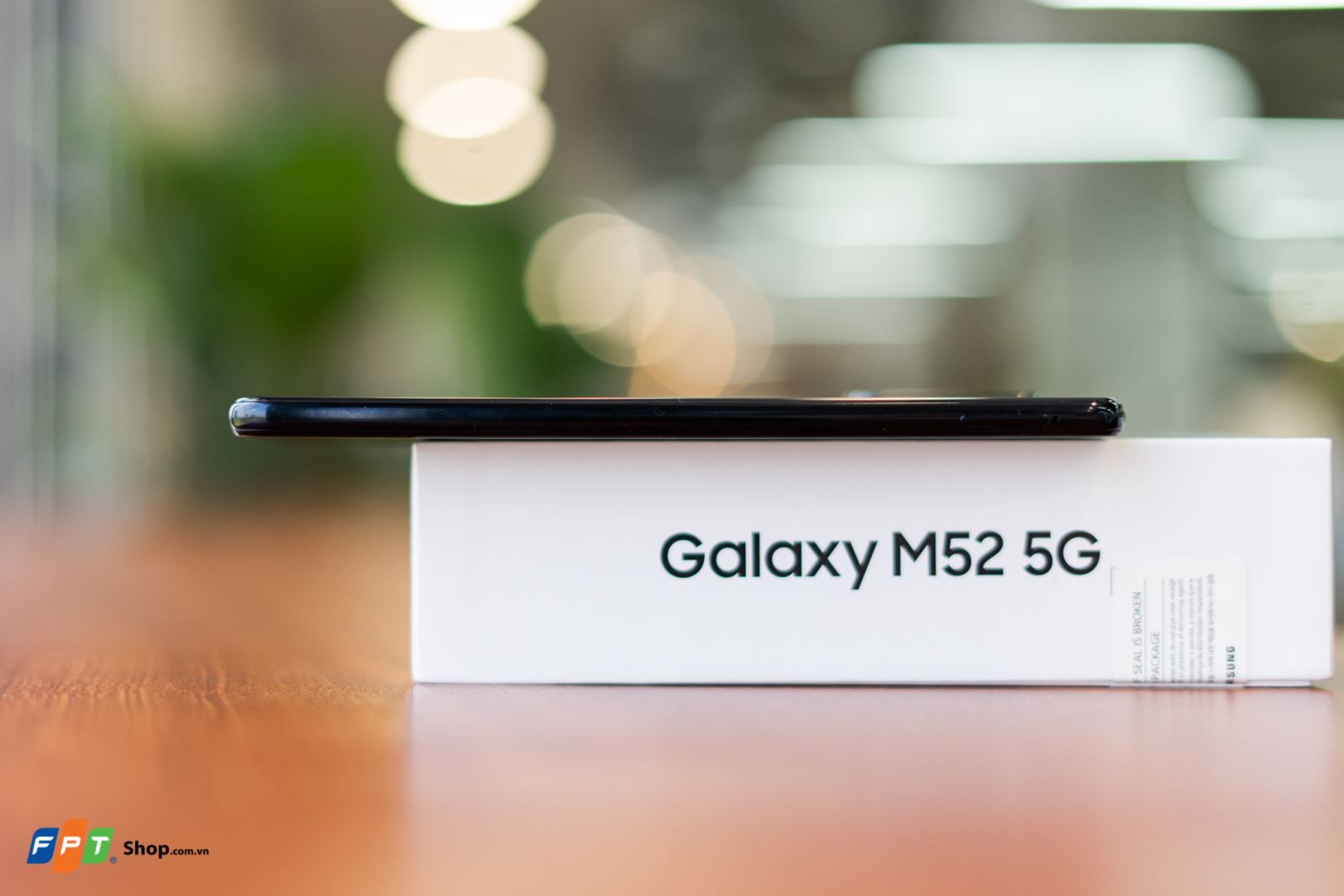Mở hộp Samsung Galaxy M52 5G tại FPT Shop: Mẫu điện thoại toàn năng trong phân khúc tầm trung