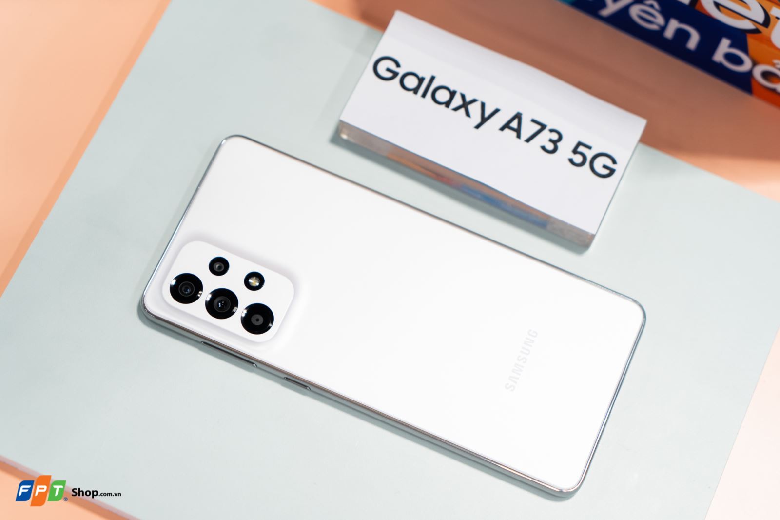 Trên tay Galaxy A73 5G: Smartphone tầm trung đầu tiên của Samsung có camera 108MP