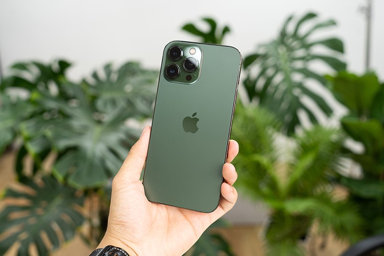 Chiếc điện thoại này mang lại cho người sử dụng sự độc đáo, tươi mới thông qua sắc xanh lá cây. Hãy tới xem hình ảnh và khám phá chi tiết về iPhone 13 Pro Max Xanh Lá.