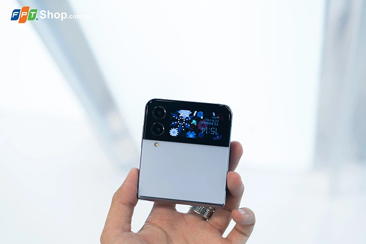 So sánh Samsung Galaxy Z Flip4 và Apple iPhone 13: Chọn “Sung” hay “Táo”?