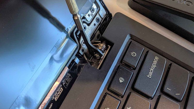 Cách khắc phục bản lề laptop bị gãy