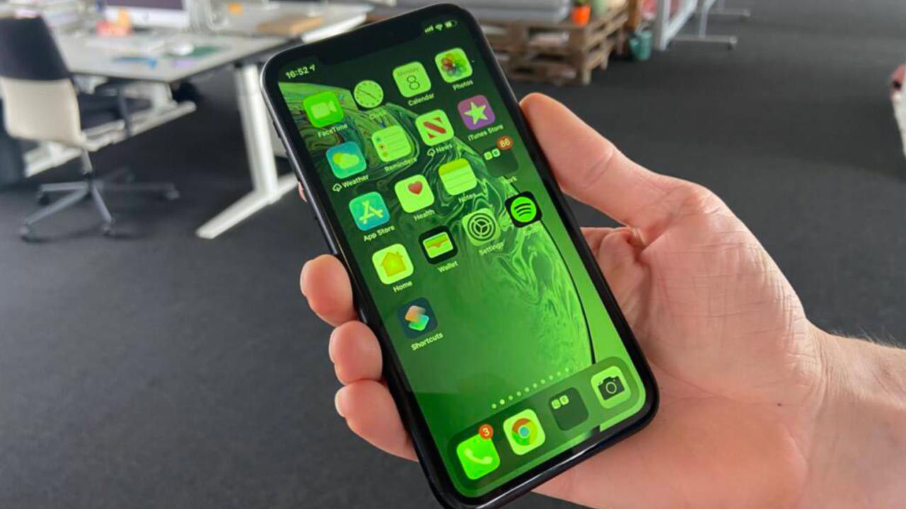 Màn hình iPhone bị xanh lá cây, làm sao để khắc phục? - Fptshop.com.vn