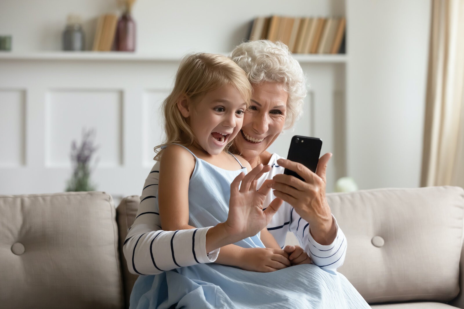 Có nên tặng điện thoại cho ông bà, ba mẹ dịp Tết 2023? Gợi ý 5 chiếc smartphone dành cho người lớn tuổi