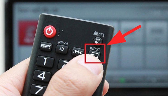 Nhấn nút Source/Input trên remote để chọn cổng kết nối