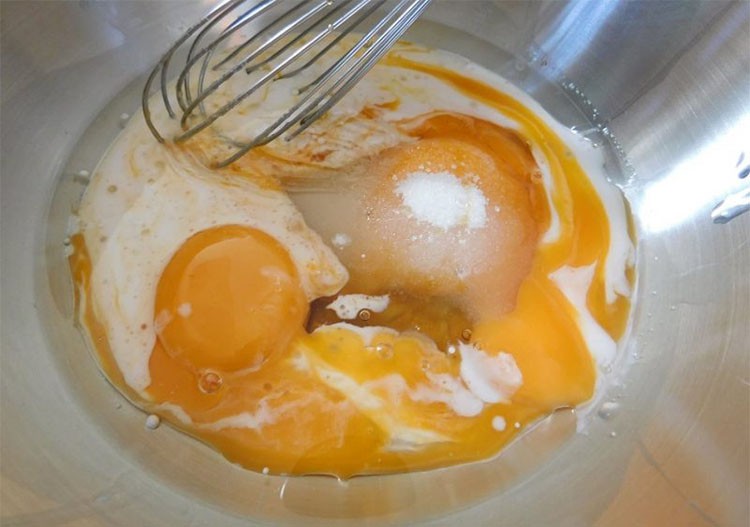 Trộn đều lòng đỏ trứng với sữa