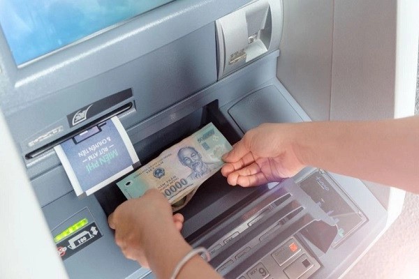 Đưa tiền vào máy ATM theo chiều ngang