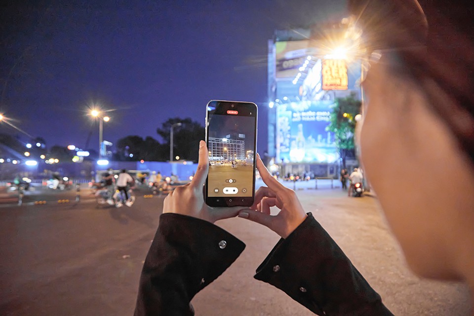“Đu đêm” Sài Gòn cùng Samsung Galaxy A54 5G 123