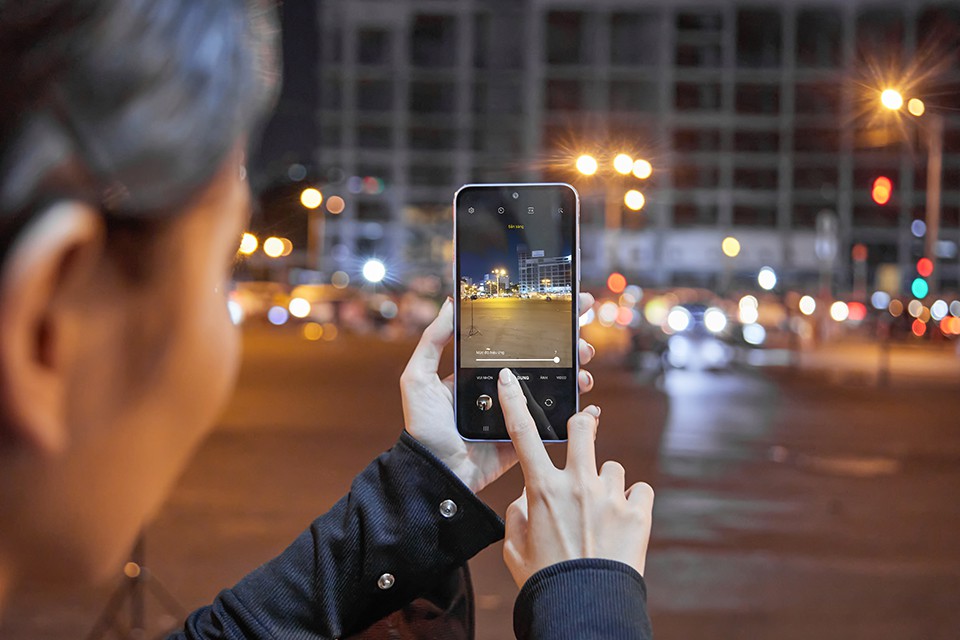 “Đu đêm” Sài Gòn cùng Samsung Galaxy A54 5G 9