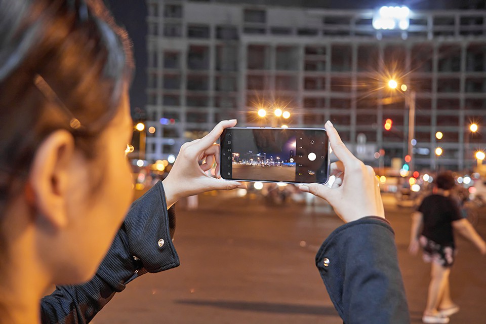 “Đu đêm” Sài Gòn cùng Samsung Galaxy A54 5G 5