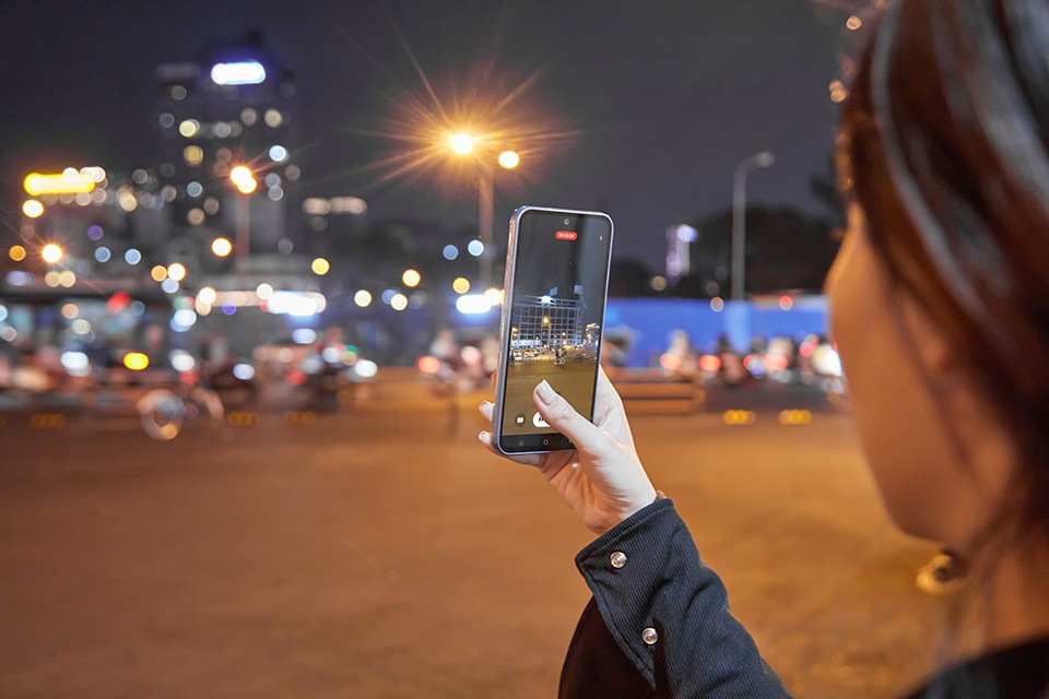 “Đu đêm” Sài Gòn cùng Samsung Galaxy A54 5G 99