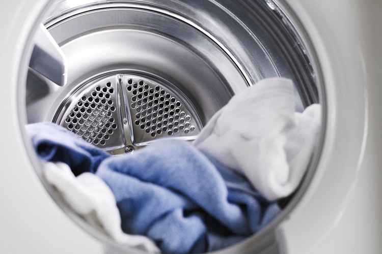 Tăng tuổi thọ máy sấy quần áo: Hạn chế sấy quần áo ở nhiệt độ cao quá lâu