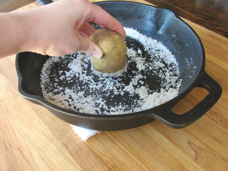 Muối và khoai tây có khả năng tẩy sạch các vết cháy cứng đầu trên chảo