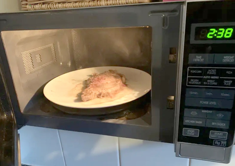 Lật thịt trong quá trình nấu