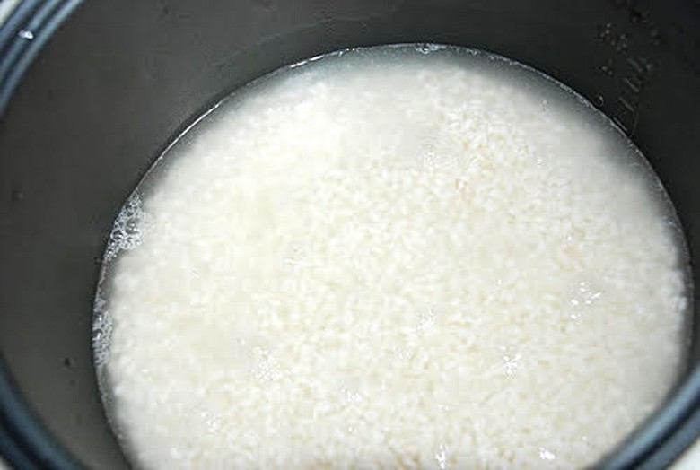Vo và nấu gạo nếp