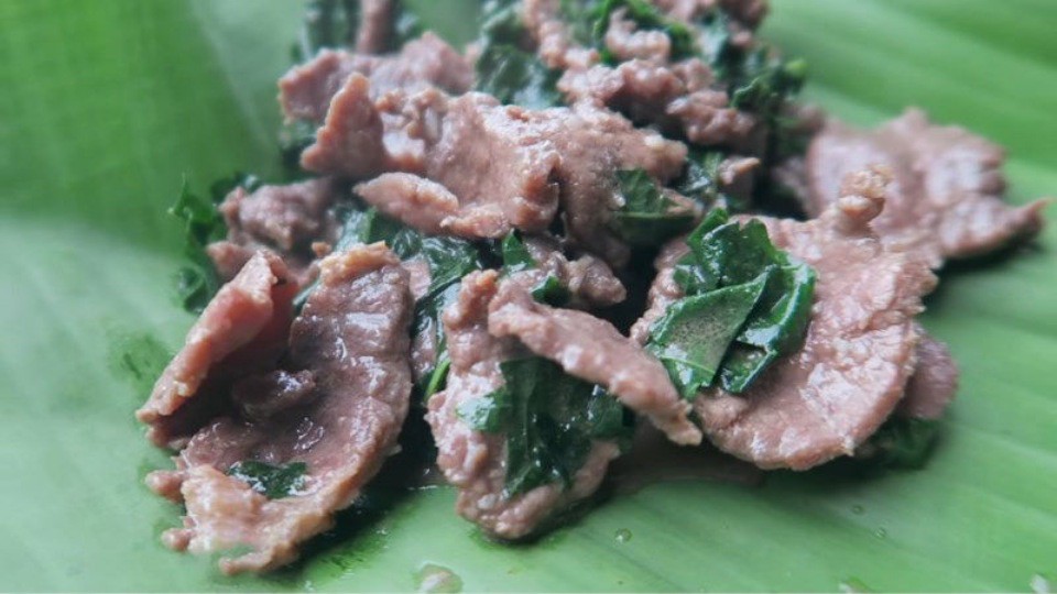 Thịt trâu xào lá lốt là một món ăn rất bắt cơm 