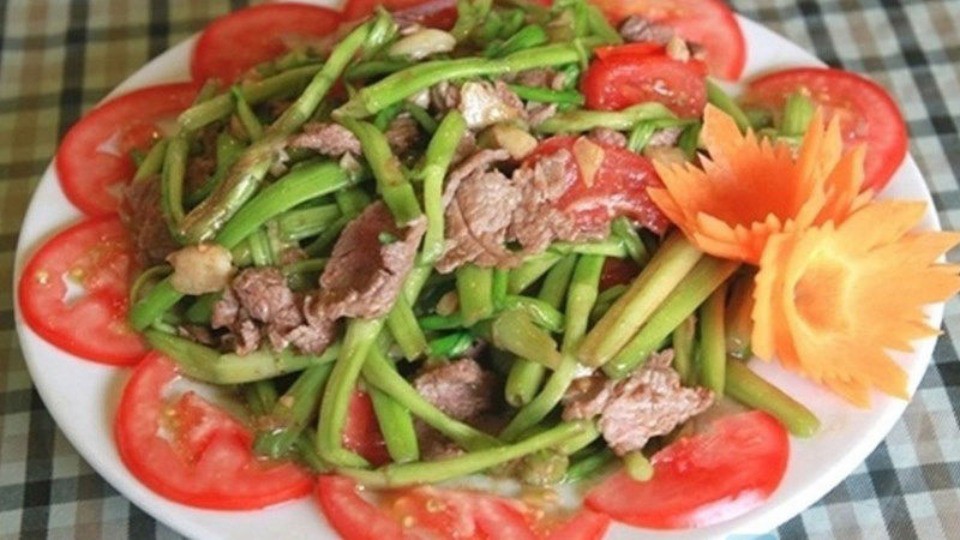 Đĩa thịt trâu xào với rau cần đẹp mắt và hấp dẫn với nhiều màu sắc 