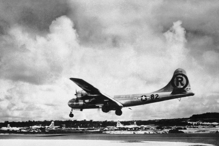 Máy bay hạ cánh sau khi ném bom nguyên tử xuống thành phố Hiroshima