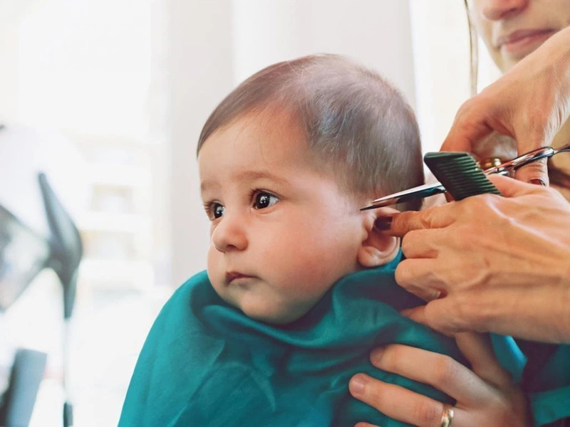 Nên cắt tóc ngày nào tốt cho trẻ nhỏ?
