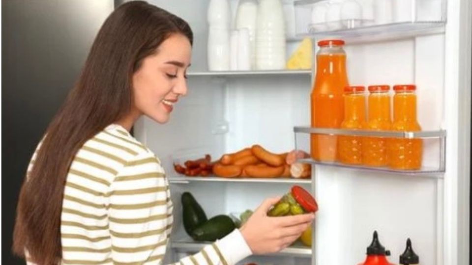 Bước 3: Lấy tất cả thực phẩm trong tủ lạnh ra ngoài