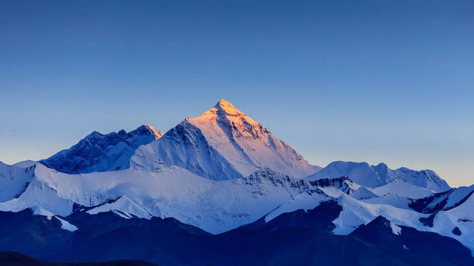 Ngọn núi nào cao nhất Châu Á?