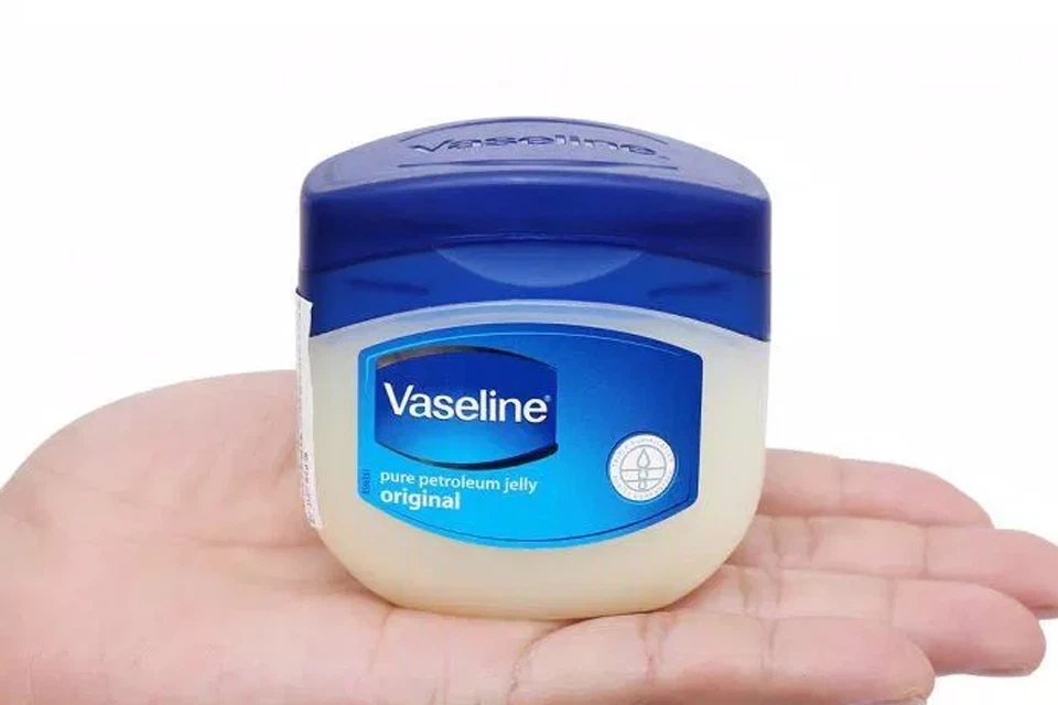 Dùng Vaseline để lấy dằm ra khỏi tay.
