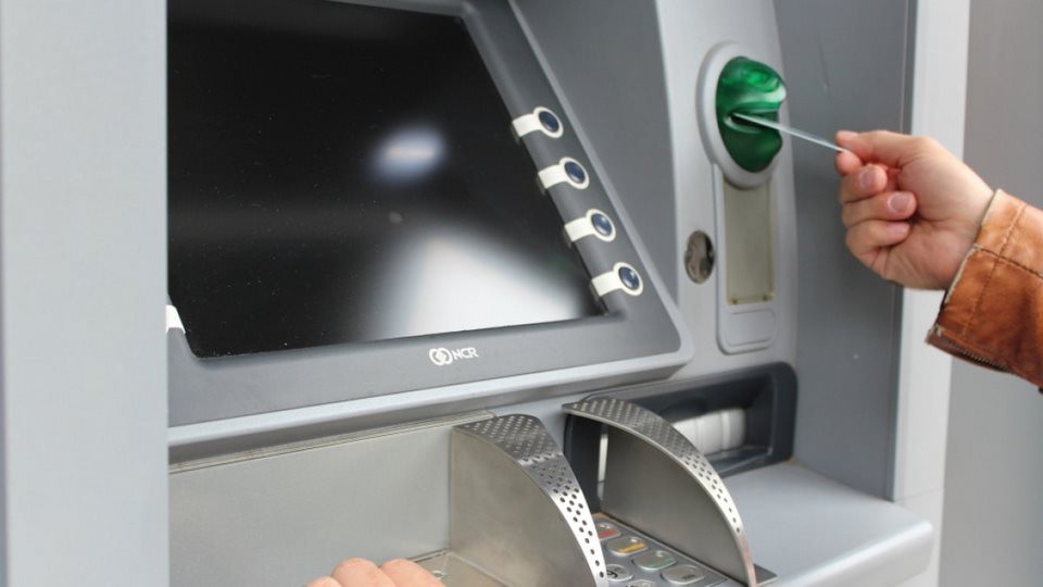 Bỏ thẻ vào trong cây ATM