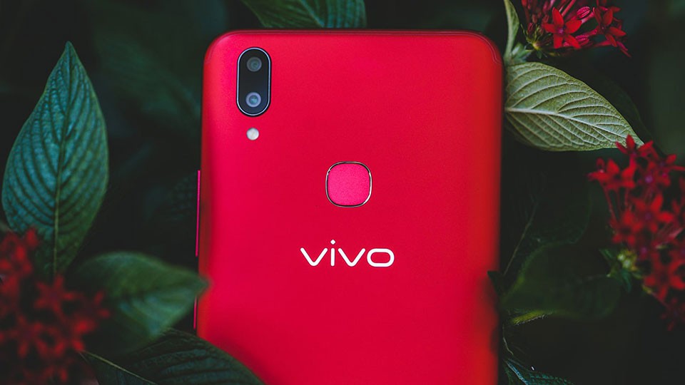 Trên tay Vivo V9 Velvet Red