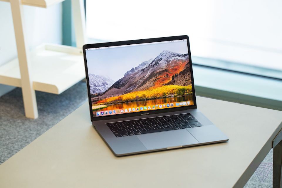 Macbook Pro 2018 vẫn được hoàn thiện cao cấp và sang trọng.