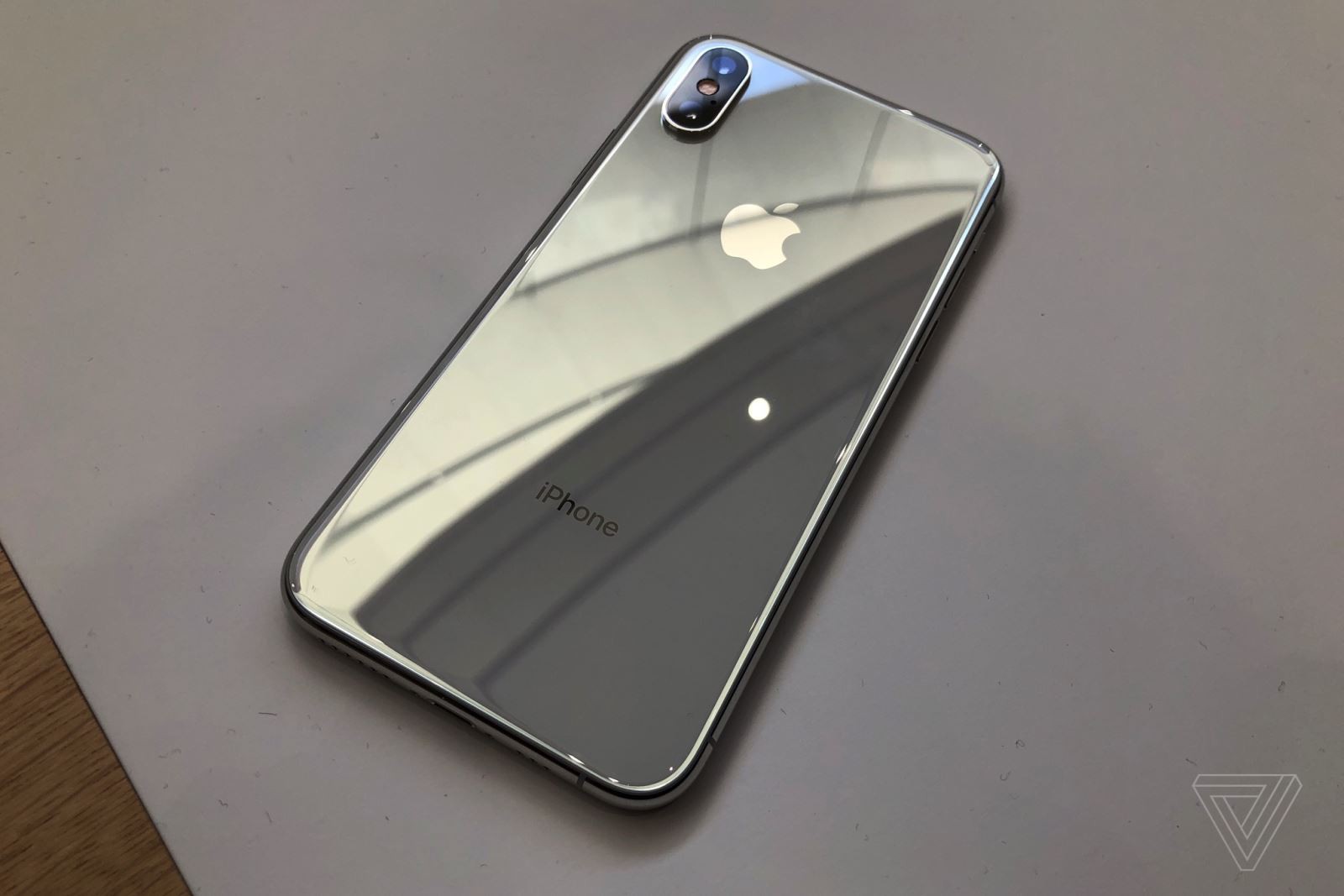 Trên tay iPhone Xs và iPhone Xs Max: Thiết kế không đổi, nâng cấp nhiều tính năng quan trọng