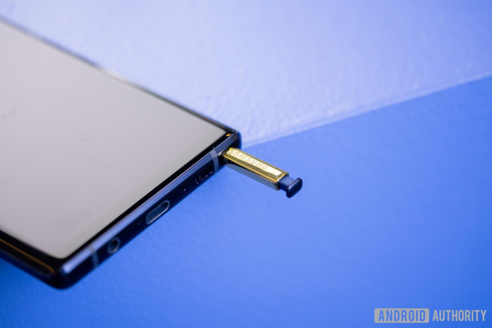 Điều khiển Galaxy Note 9 từ xa với bút S-Pen có kết nối Bluetooth.