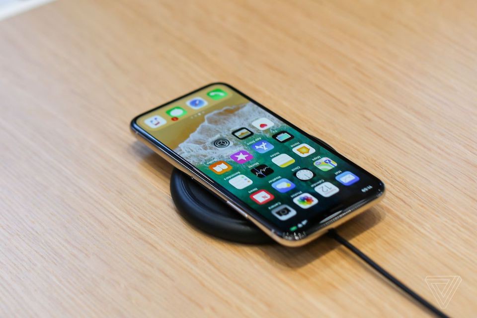 iPhone 2018 nhiều khả năng sẽ có chất liệu mới trong mạch sạc không dây.