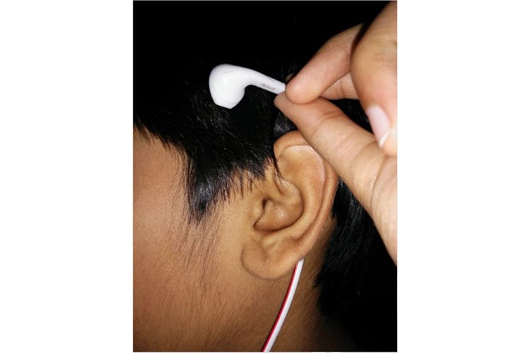 Hướng dẫn cách đeo tai nghe đúng cách 2