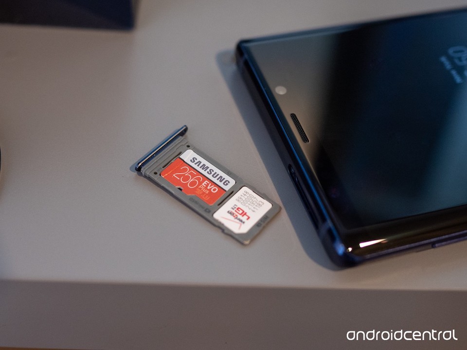 Khe thẻ nhớ microSD trên Galaxy Note 9.